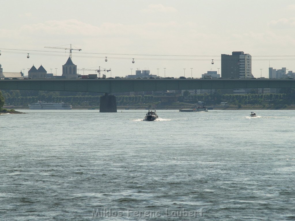 Einsatz Loeschboot und Rettungsboot Koeln Muelheim  P04.JPG